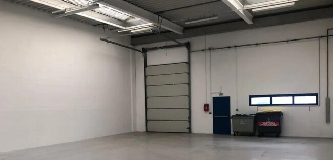 Plus de détails pour Local d'activités à louer