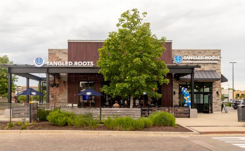 899-913 N Milwaukee Ave, Vernon Hills, IL à louer - Photo principale – Image 1 sur 10