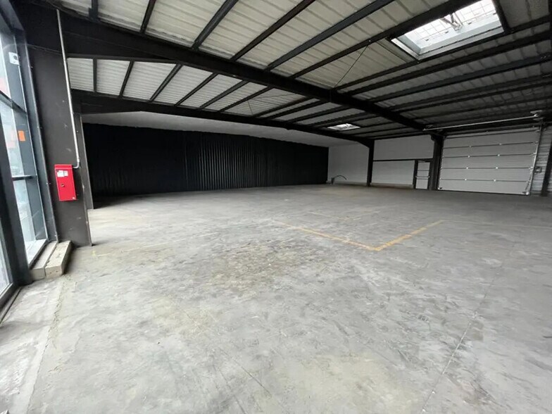 Local commercial dans Saint-Vit à louer - Photo de l’immeuble – Image 2 sur 3