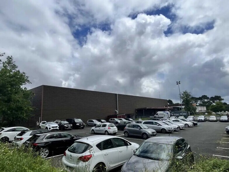 Local d’activités dans Canéjan à louer - Photo de l’immeuble – Image 1 sur 11