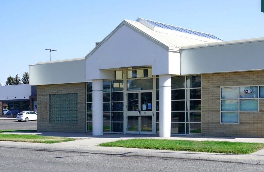 3215 Dunmore Rd SE, Medicine Hat, AB à louer - Photo principale – Image 1 sur 1