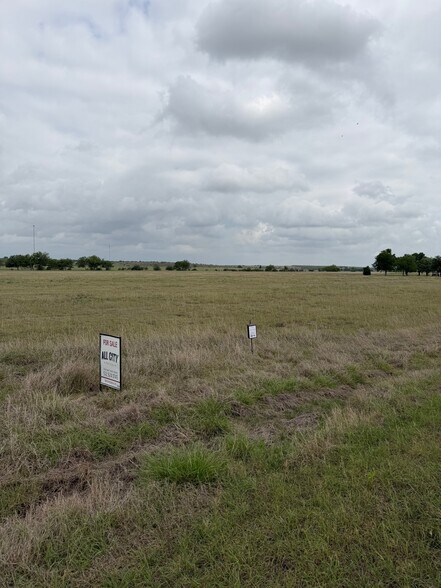 330 Airfield rd, Fentress, TX à vendre - Photo de l’immeuble – Image 2 sur 9