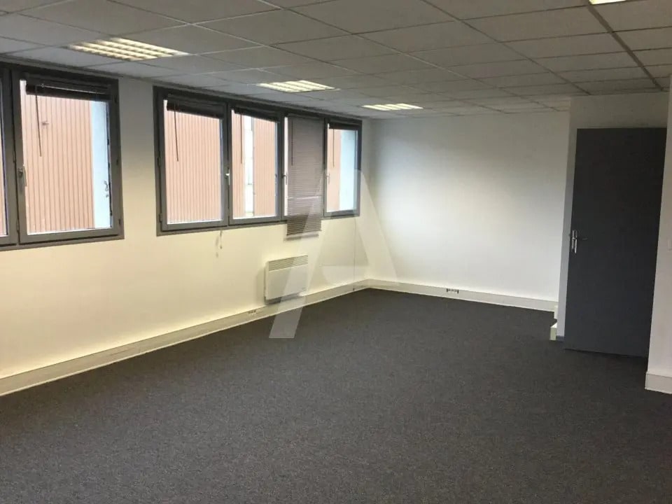 Local d’activités dans Émerainville à louer Photo intérieure– Image 1 sur 6