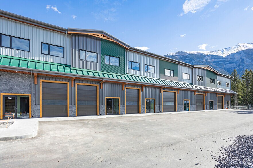 100 Alpine Mdws, Canmore, AB à louer - Photo principale – Image 1 sur 8