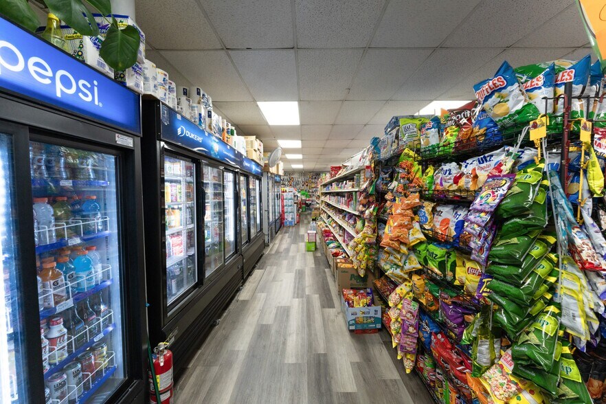 329 Grand St, New York, NY à vendre - Photo de l’immeuble – Image 2 sur 11