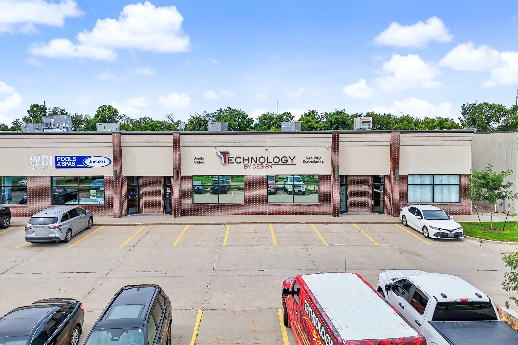 3946-3998 NW Urbandale Dr, Urbandale, IA à louer Photo de l’immeuble– Image 1 sur 2