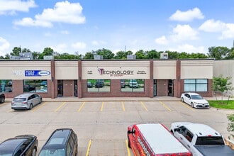 3946-3998 NW Urbandale Dr, Urbandale, IA à louer Photo de l’immeuble– Image 1 sur 2
