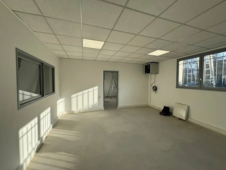 Local d’activités dans Émerainville à louer - Photo de l’immeuble – Image 2 sur 10