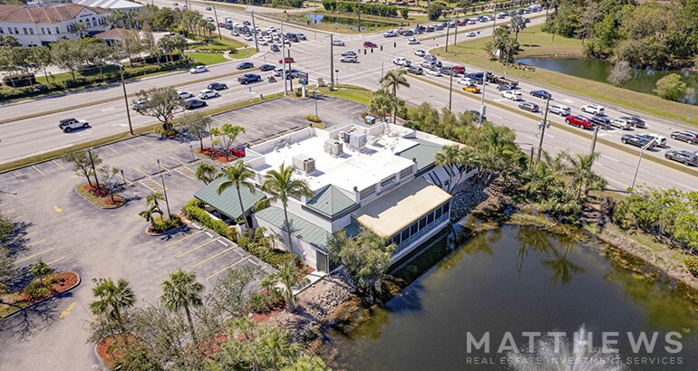 7790 Cypress Lake Dr, Fort Myers, FL à vendre - Photo de l’immeuble – Image 1 sur 4