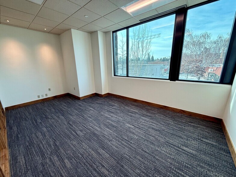 550 NW Franklin Ave, Bend, OR à louer - Photo de l’immeuble – Image 1 sur 12