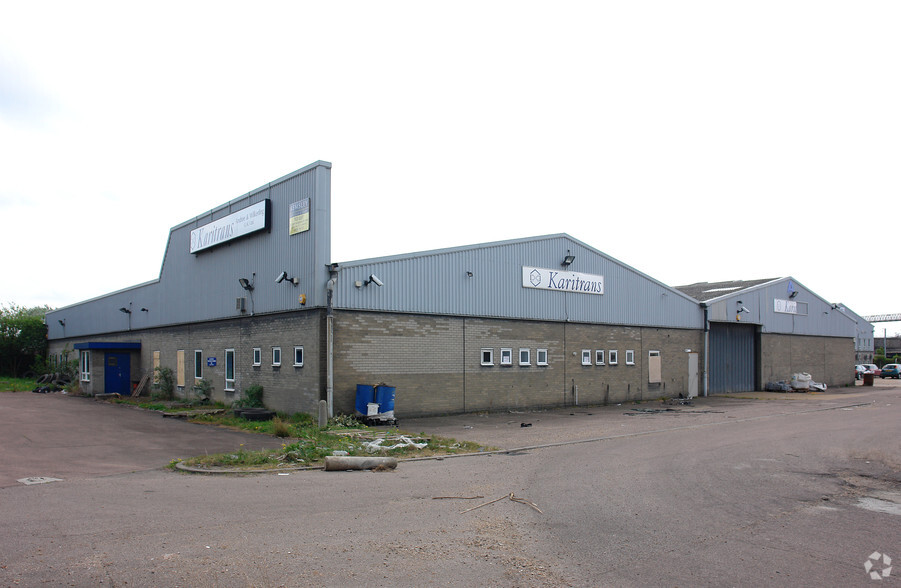 Manor Way, Rainham à louer - Photo de l’immeuble – Image 2 sur 2