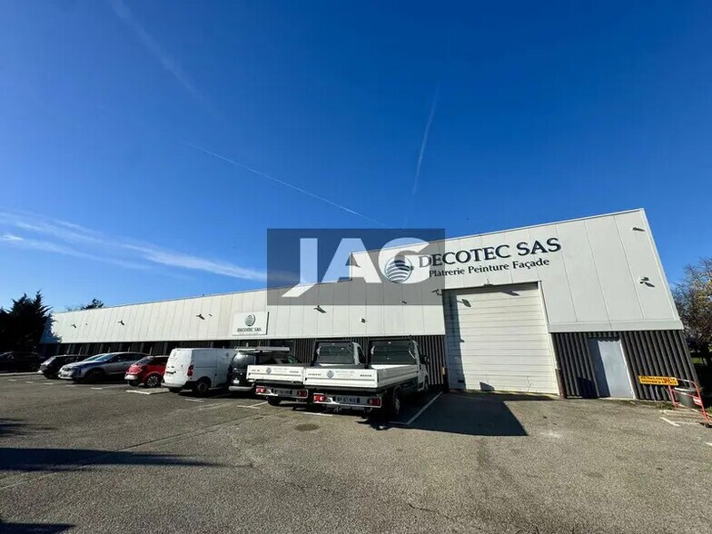 Local d’activités dans Vaulx-en-Velin à louer - Photo de l’immeuble – Image 1 sur 14