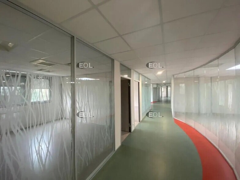 Local d’activités dans Ris-Orangis à louer - Photo de l’immeuble – Image 1 sur 17