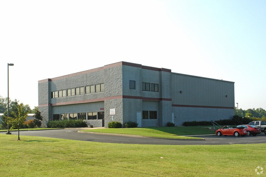 7012 Trade Port Dr, Louisville, KY à louer - Photo principale – Image 1 sur 4