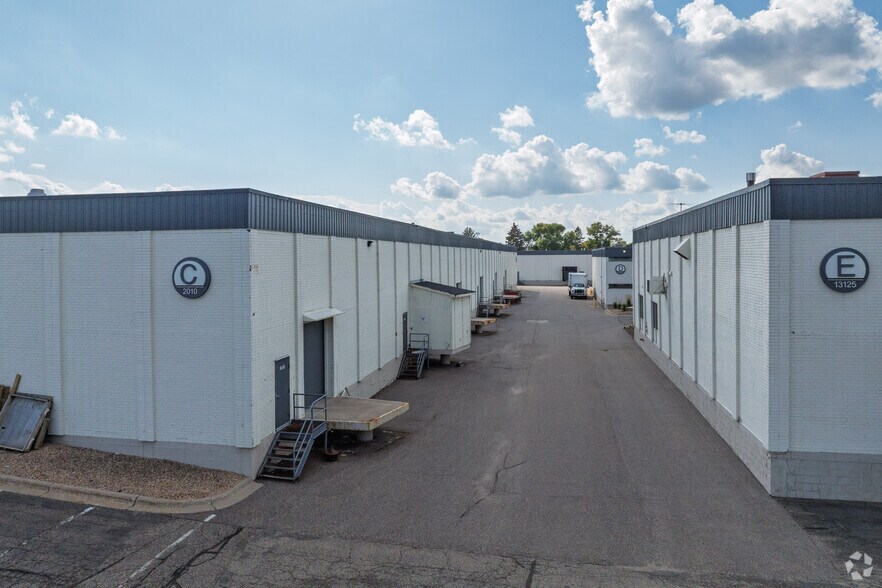 2010 E Center Cir, Plymouth, MN à louer - Photo de l’immeuble – Image 3 sur 4