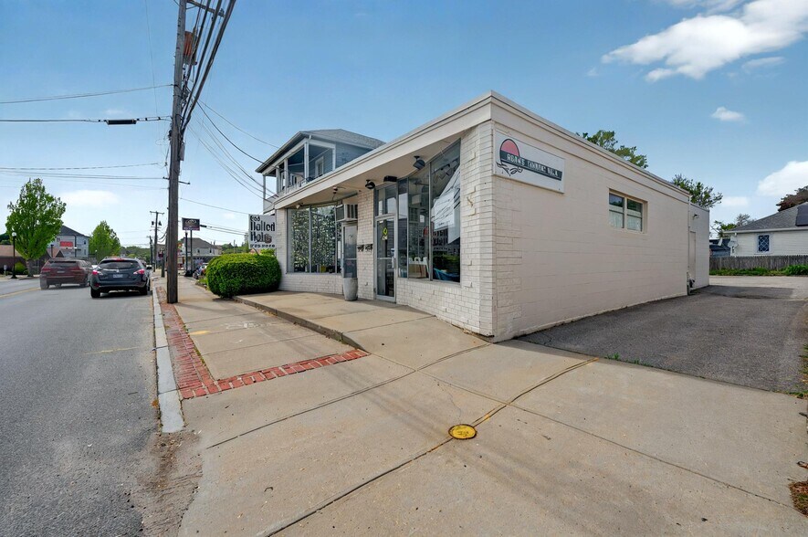 977 Mineral Spring Ave, North Providence, RI à vendre - Photo de l’immeuble – Image 2 sur 15