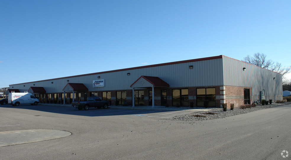 265 E Bell Dr, Warsaw, IN à louer - Photo de l’immeuble – Image 1 sur 11