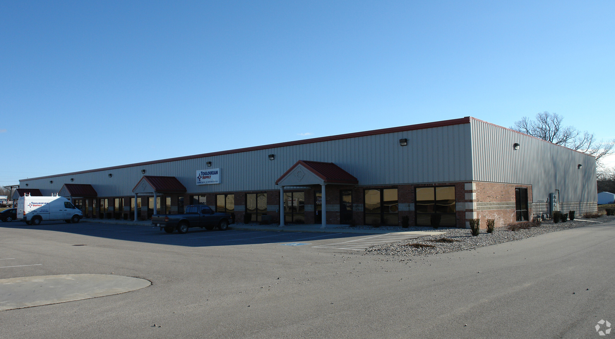 265 E Bell Dr, Warsaw, IN à louer Photo de l’immeuble– Image 1 sur 12