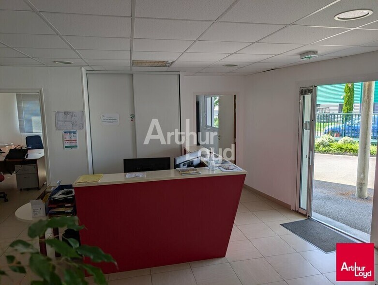 Local d’activités dans La Mézière à louer - Hall d’entrée – Image 2 sur 10