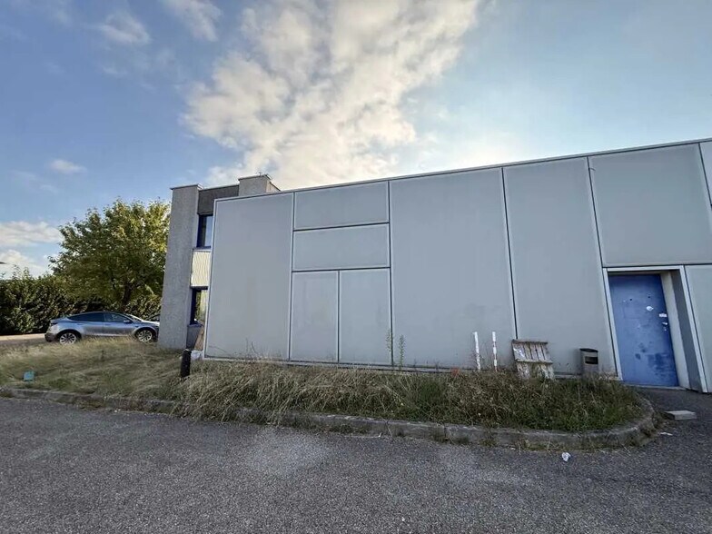 Local d’activités dans Décines-Charpieu à louer - Photo de l’immeuble – Image 3 sur 15