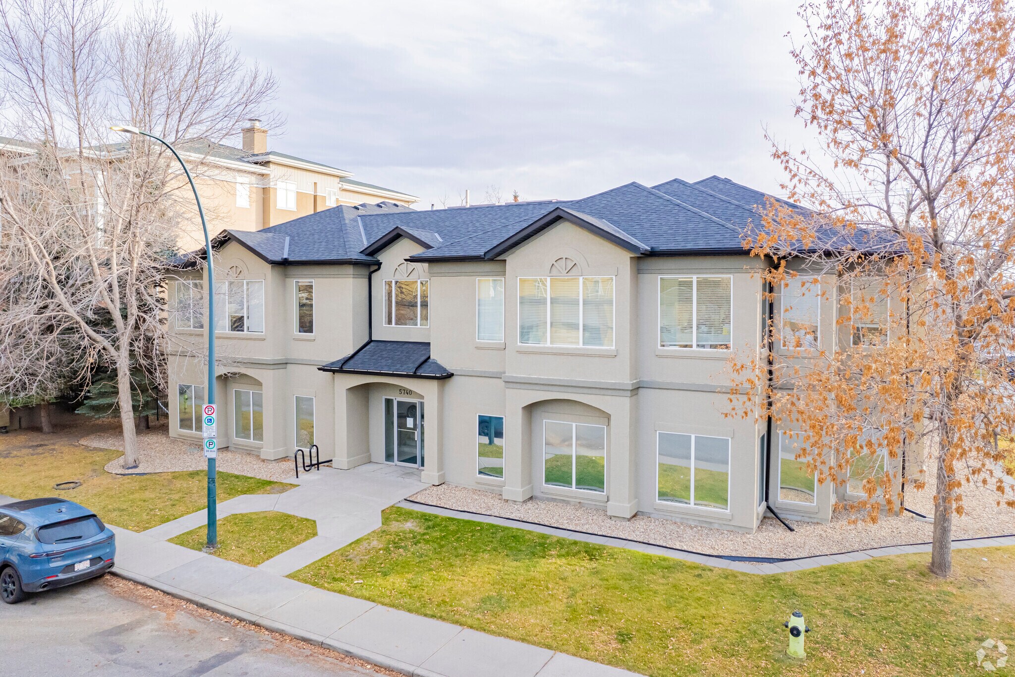 5740 2nd St SW, Calgary, AB à vendre Photo principale– Image 1 sur 4