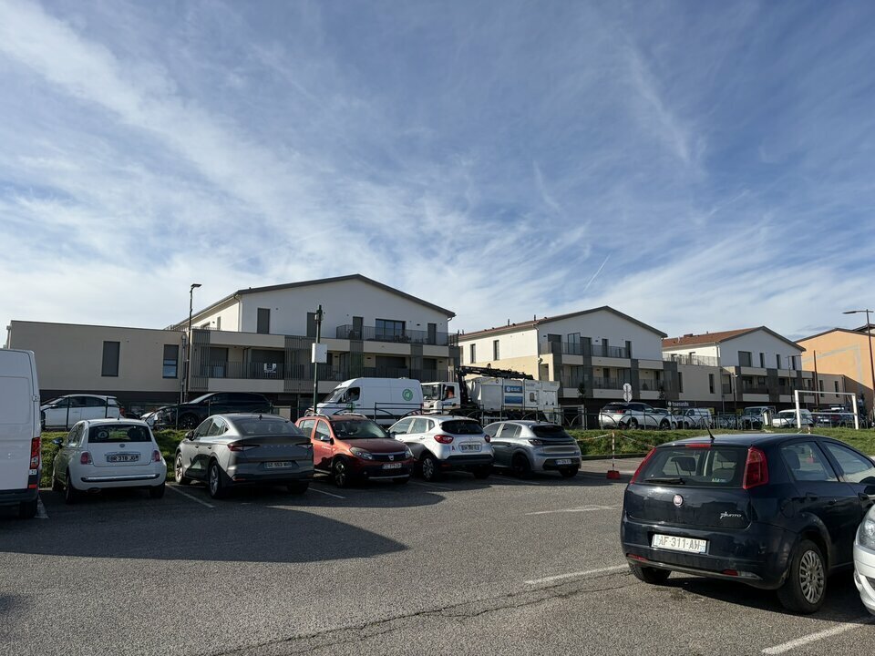 Local commercial dans Saint-Bonnet-de-Mure à louer Photo de l’immeuble– Image 1 sur 6