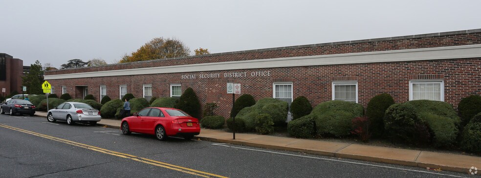 75 Oak St, Patchogue, NY à vendre - Photo de l’immeuble – Image 2 sur 7