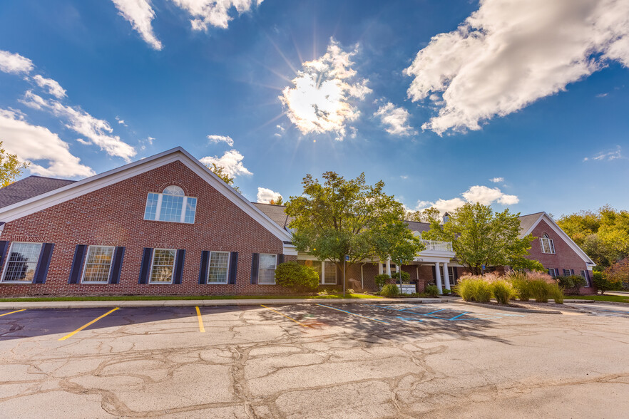 2379 Woodlake Dr, Okemos, MI à louer - Photo de l’immeuble – Image 1 sur 4