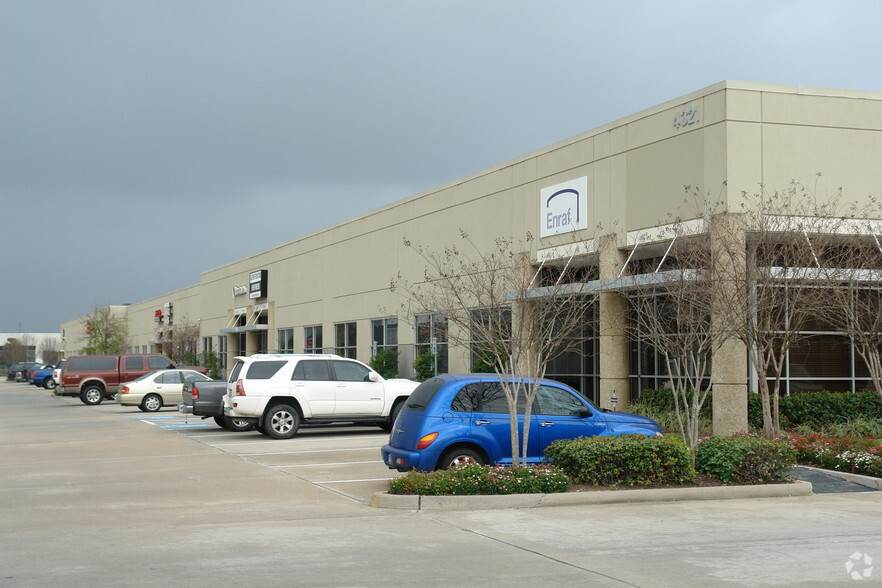 4321 W Sam Houston Pky N, Houston, TX à louer - Photo de l’immeuble – Image 2 sur 4