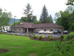 375-377 Main St, Williamstown, MA à louer Photo de l’immeuble– Image 2 sur 2