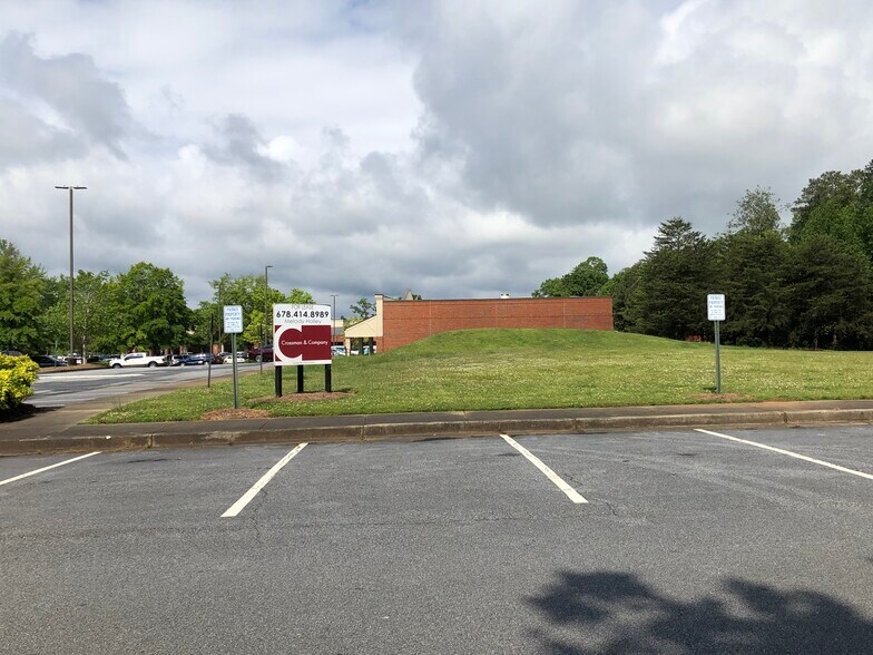 885 Woodstock Rd, Roswell, GA à louer - Photo de l’immeuble – Image 1 sur 7