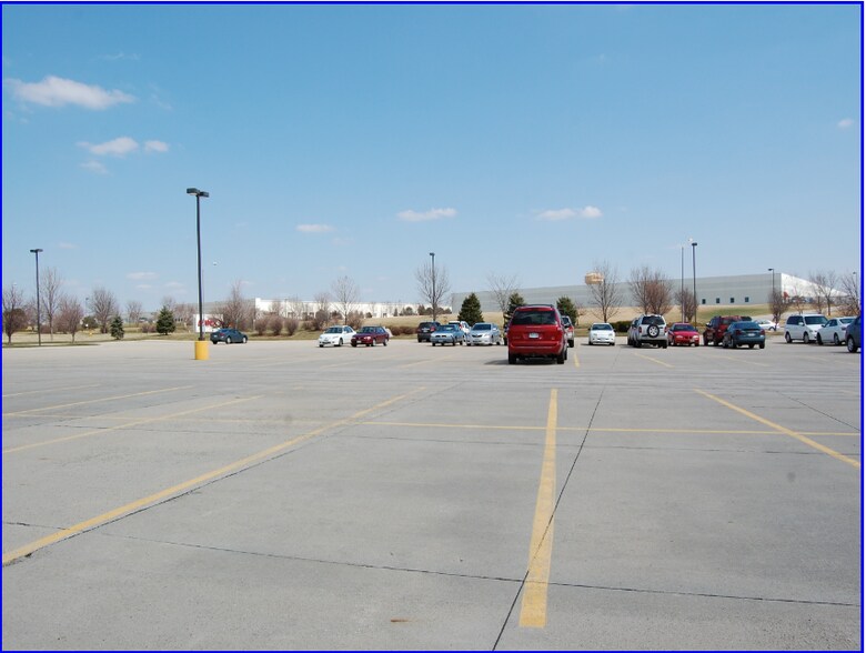4230 121st St, Urbandale, IA à louer - Photo de l’immeuble – Image 2 sur 4