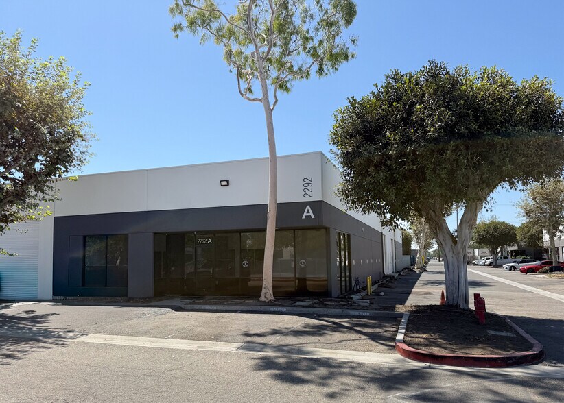 2292 N Batavia St, Orange, CA à vendre - Photo de l’immeuble – Image 1 sur 5