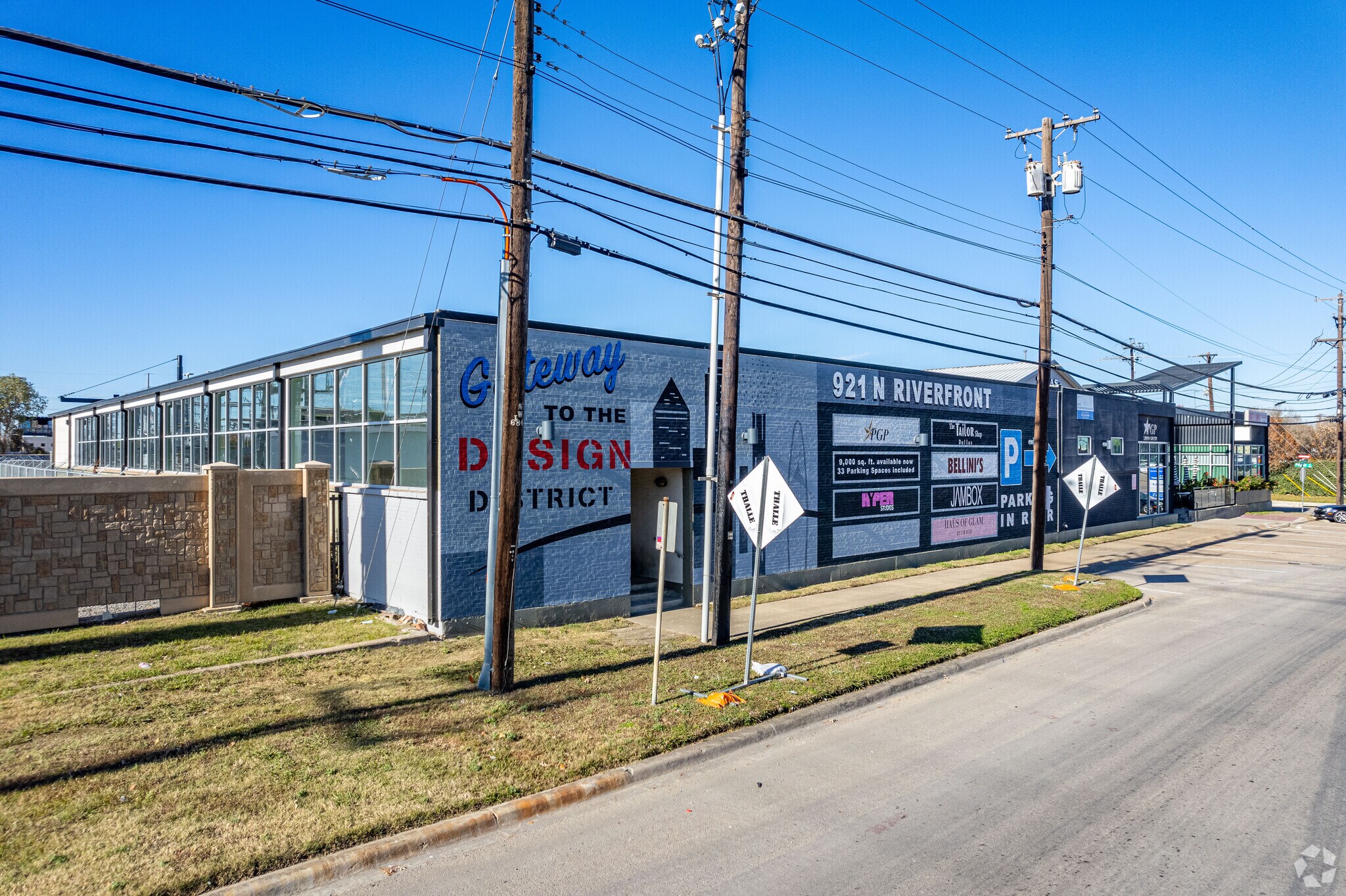 921 N Riverfront Blvd, Dallas, TX à louer Photo de l’immeuble– Image 1 sur 10