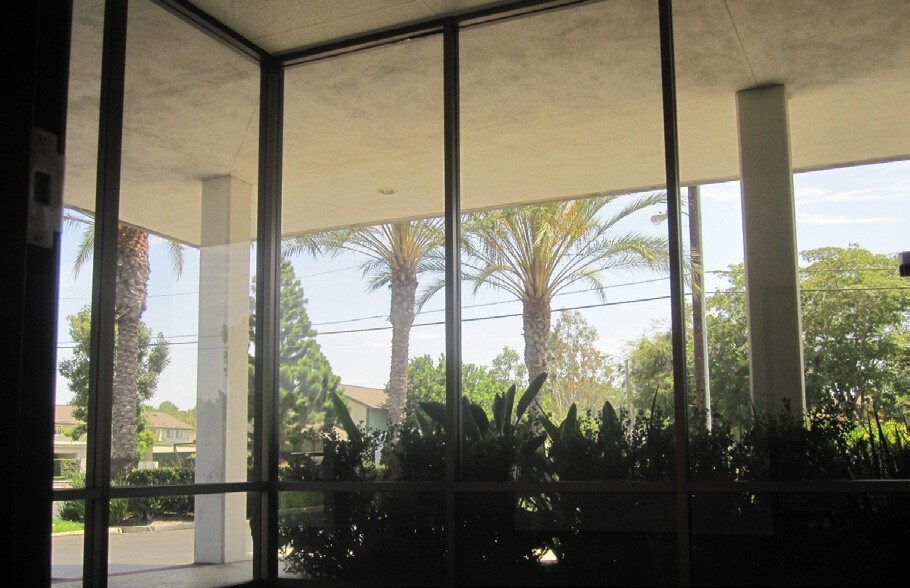 301 W Dyer Rd, Santa Ana, CA à louer - Photo intérieure – Image 3 sur 16