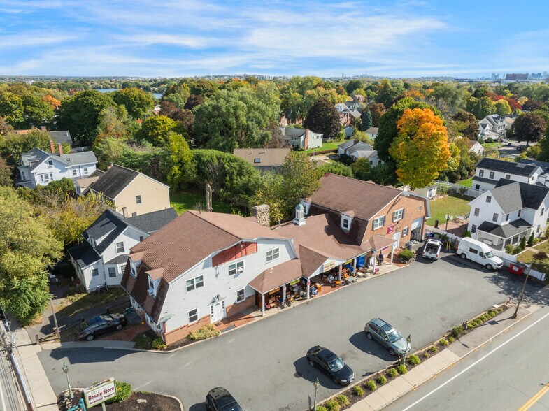 334 Pleasant St, Belmont, MA à vendre - Photo de l’immeuble – Image 2 sur 5