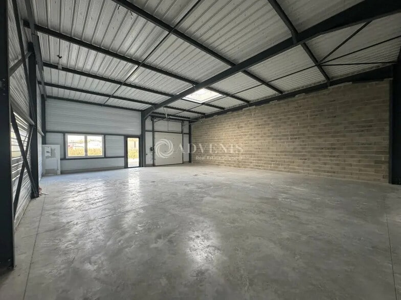 Local d'activités dans à vendre - Photo de l’immeuble – Image 3 sur 7