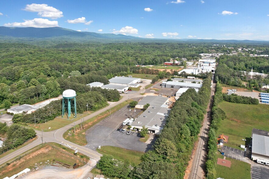 Pioneer Industrial Buildings portefeuille de 3 biens à vendre sur LoopNet.fr - Photo de l’immeuble – Image 3 sur 8