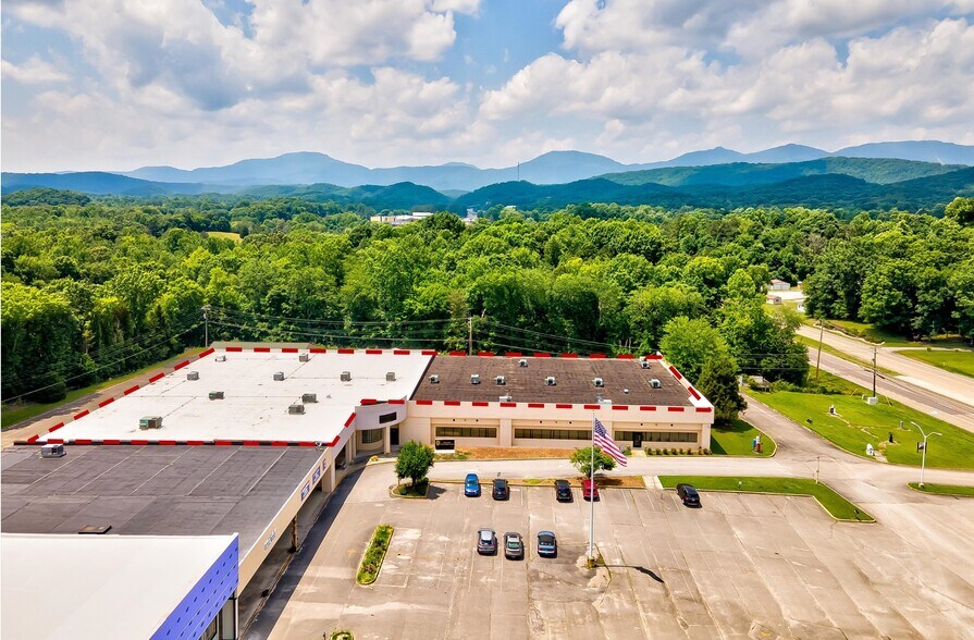 1059 E Tri County Blvd, Oliver Springs, TN à louer - Photo principale – Image 1 sur 33