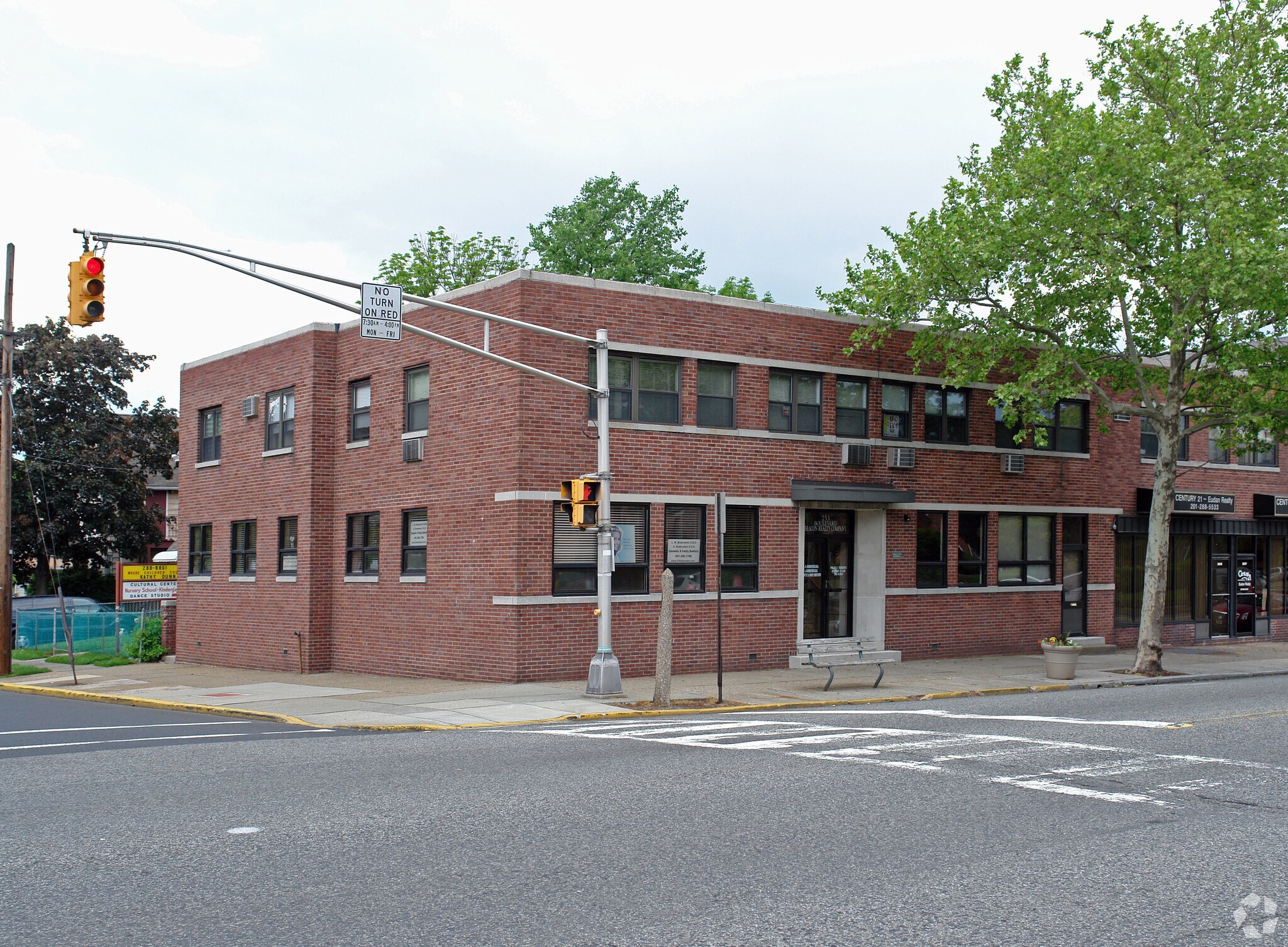 253 Boulevard, Hasbrouck Heights, NJ à louer Photo principale– Image 1 sur 4