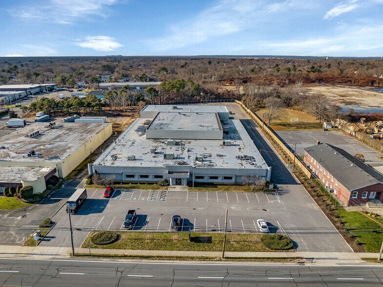 1560 Fifth Ave, Bay Shore, NY à vendre - Photo de l’immeuble – Image 3 sur 12