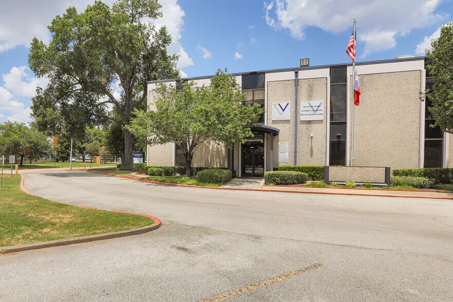 2122 E Governors Cir, Houston, TX à vendre - Photo de l’immeuble – Image 3 sur 14