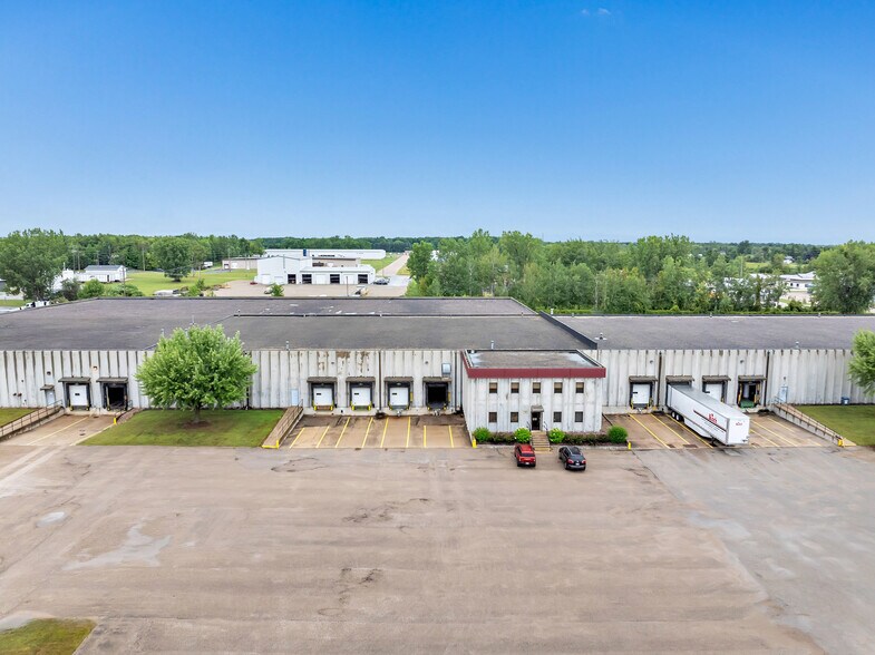 205 E Highland Dr, Oconto Falls, WI à louer - Photo de l’immeuble – Image 3 sur 6