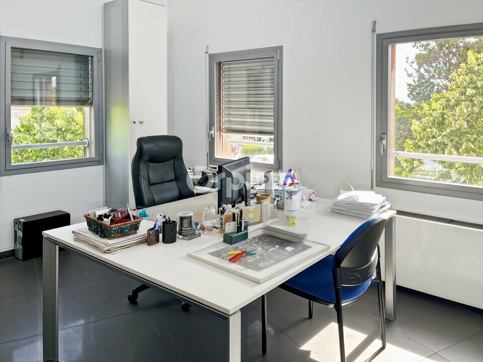 Bureau dans Gémenos à louer Photo de l’immeuble– Image 1 sur 13