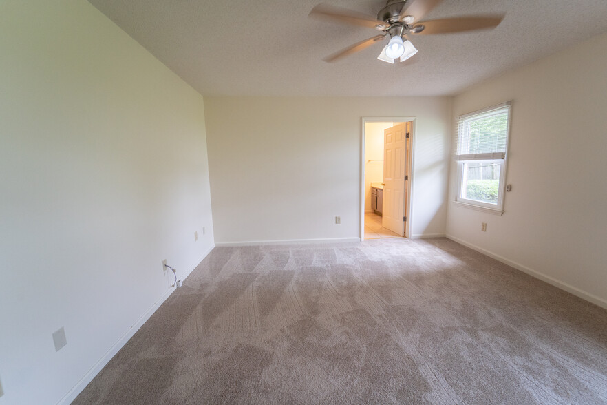 50 Brookside Dr, Hendersonville, NC à vendre - Photo intérieure – Image 3 sur 14