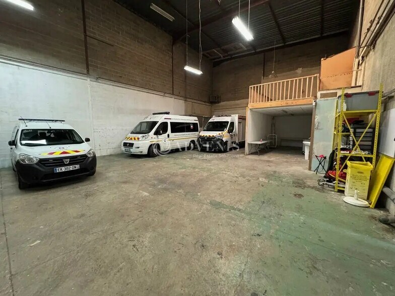 Local d’activités dans Noisy-le-Grand à louer - Photo de l’immeuble – Image 1 sur 7