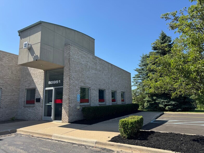 55951 Gratiot Ave, Chesterfield, MI à vendre - Photo principale – Image 1 sur 22
