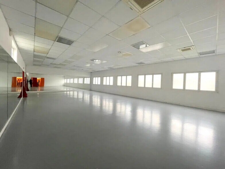 Local d'activités dans Achères à vendre - Photo de l’immeuble – Image 2 sur 11