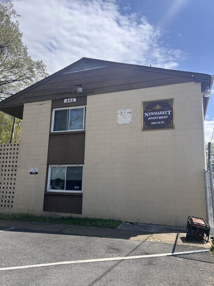 600 74th St, Newport News, VA à vendre - Photo de l’immeuble – Image 2 sur 9