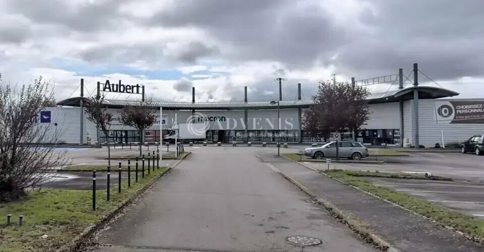 Local commercial dans Sainte-Marguerite à louer Photo de l’immeuble– Image 1 sur 2